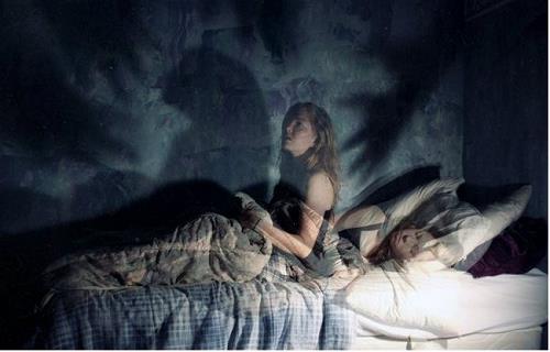 Đặt giày dép thế nào để không bị giấc mơ ma quỷ đeo bám | Tử Vi Cổ Học